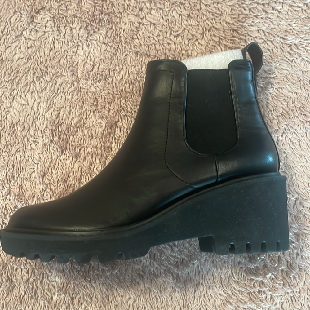 NEW Women’s Fashion Slip On Wedge Boot - size 7